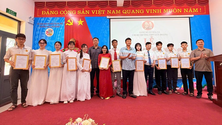 09 học sinh Trường THPT Lưu Hoàng vinh dự được kết nạp Đảng đúng dịp kỷ niệm 136 năm Ngày sinh Chủ tịch Hồ Chí Minh- Ảnh 2.