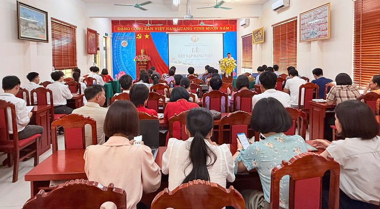 09 học sinh Trường THPT Lưu Hoàng vinh dự được kết nạp Đảng đúng dịp kỷ niệm 136 năm Ngày sinh Chủ tịch Hồ Chí Minh- Ảnh 5.