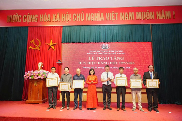 Phường Hai Bà Trưng long trọng tổ chức lễ trao tặng huy hiệu Đảng đợt 19/5/2026- Ảnh 13.