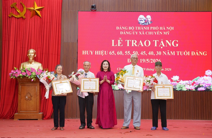 Xã Chuyên Mỹ trang trọng trao Huy hiệu Đảng đợt 19/5/2026 cho 31 Đảng viên- Ảnh 5.