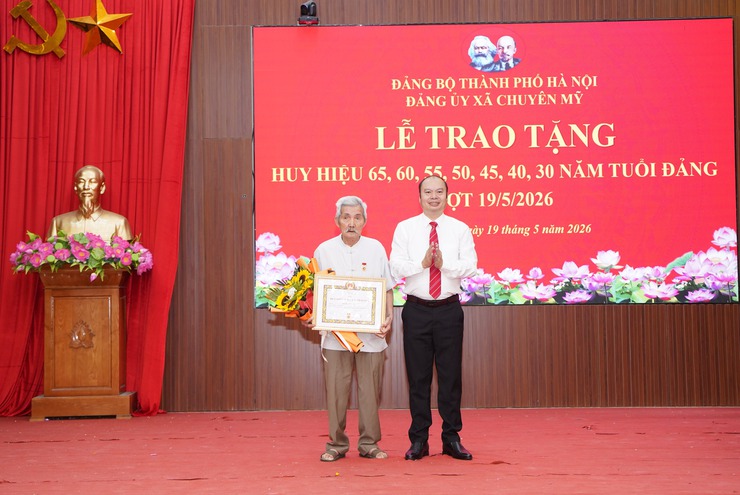 Xã Chuyên Mỹ trang trọng trao Huy hiệu Đảng đợt 19/5/2026 cho 31 Đảng viên- Ảnh 2.