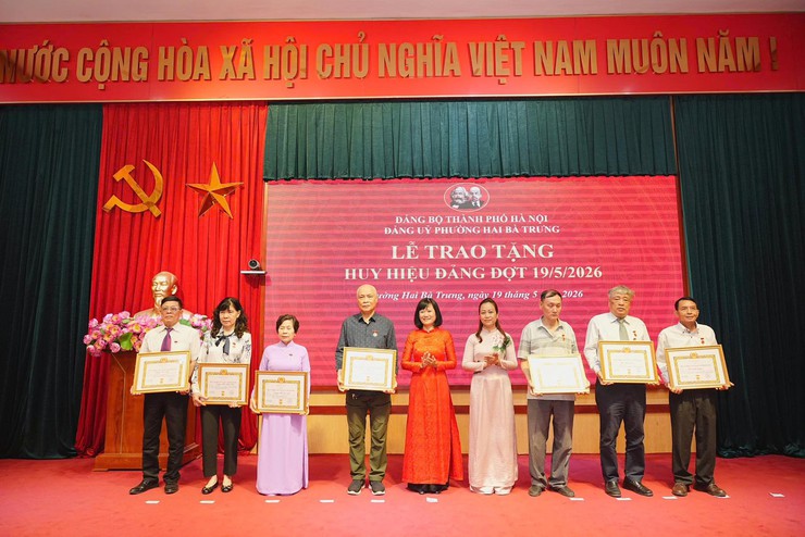 Phường Hai Bà Trưng long trọng tổ chức lễ trao tặng huy hiệu Đảng đợt 19/5/2026- Ảnh 12.