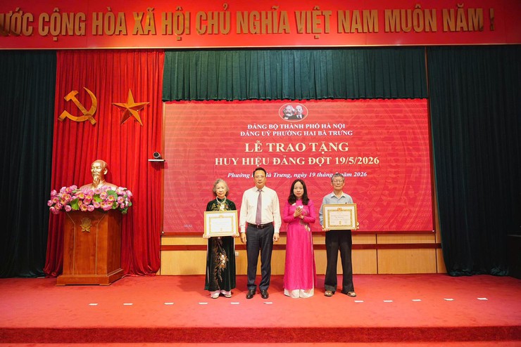 Phường Hai Bà Trưng long trọng tổ chức lễ trao tặng huy hiệu Đảng đợt 19/5/2026- Ảnh 9.