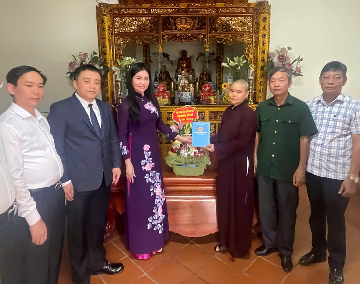 Phường Bồ Đề tổ chức thăm, chúc mừng Đại lễ Phật đản Phật lịch 2570 - Dương lịch 2026- Ảnh 1.