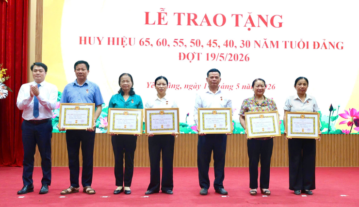 Xã Yên Lãng tổ chức trao Huy hiệu Đảng đợt 19/5 cho 41 đảng viên- Ảnh 8.