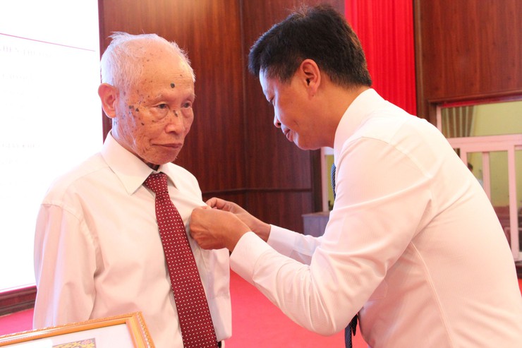 Đảng bộ xã Hòa Lạc trang trọng trao tặng Huy hiệu Đảng đợt 19/5/2026- Ảnh 4.