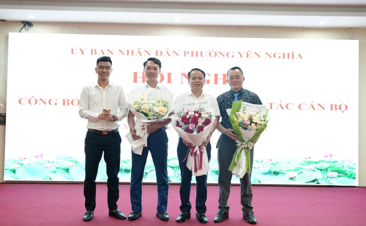 Phường Yên Nghĩa công bố và trao quyết định về công tác cán bộ- Ảnh 3.