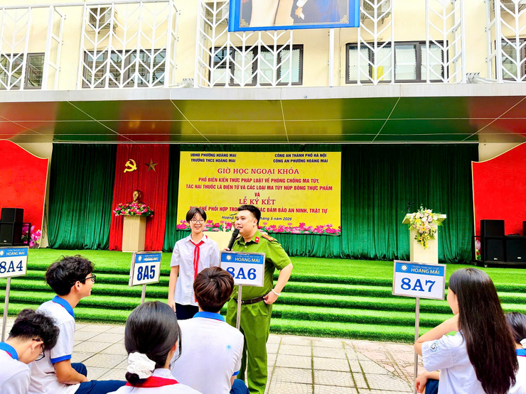 Công an phường Hoàng Mai tuyên truyền phòng, chống ma túy trong học đường
- Ảnh 1.
