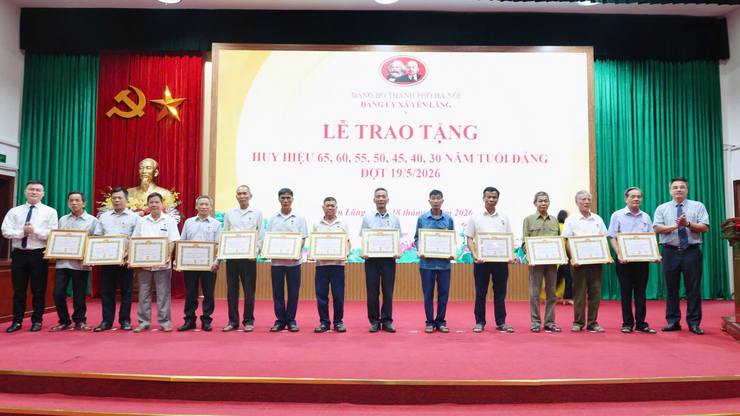 Xã Yên Lãng tổ chức trao Huy hiệu Đảng đợt 19/5 cho 41 đảng viên- Ảnh 9.