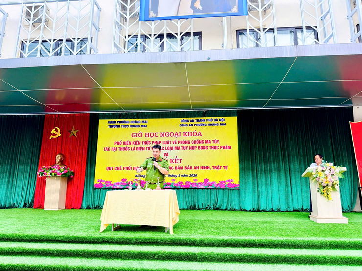 Công an phường Hoàng Mai tuyên truyền phòng, chống ma túy trong học đường
- Ảnh 2.