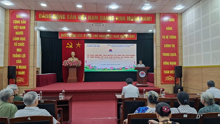 Phường Long Biên tổ chức gặp mặt, đưa đoàn người có công và thân nhân liệt sĩ đi điều dưỡng đợt 1/2026 tại Trung tâm nuôi dưỡng và điều dưỡng người có công số 3 Hà Nội- Ảnh 1.
