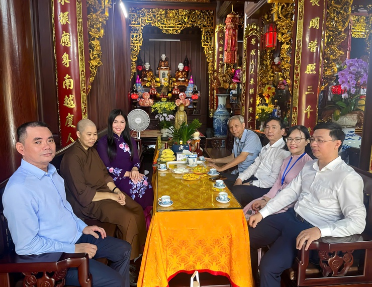 Phường Bồ Đề tổ chức thăm, chúc mừng Đại lễ Phật đản Phật lịch 2570 - Dương lịch 2026- Ảnh 2.