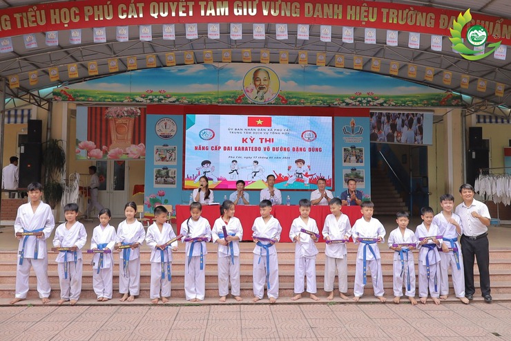 Hơn 200 võ sinh tham gia kỳ thi nâng cấp đai Karatedo tại xã Phú Cát- Ảnh 2.