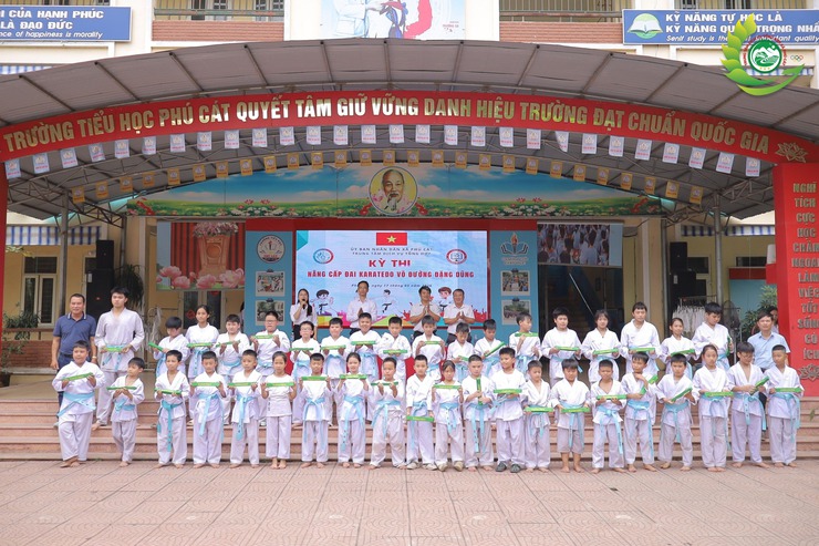 Hơn 200 võ sinh tham gia kỳ thi nâng cấp đai Karatedo tại xã Phú Cát- Ảnh 4.