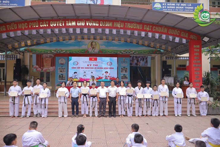 Hơn 200 võ sinh tham gia kỳ thi nâng cấp đai Karatedo tại xã Phú Cát- Ảnh 7.