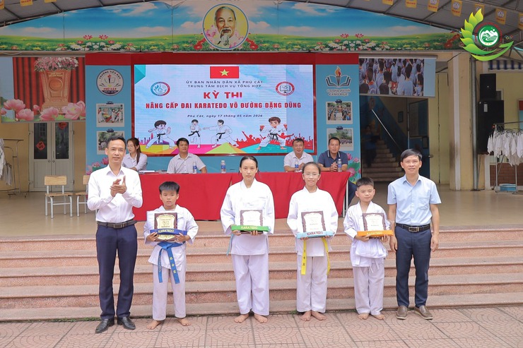 Hơn 200 võ sinh tham gia kỳ thi nâng cấp đai Karatedo tại xã Phú Cát- Ảnh 3.