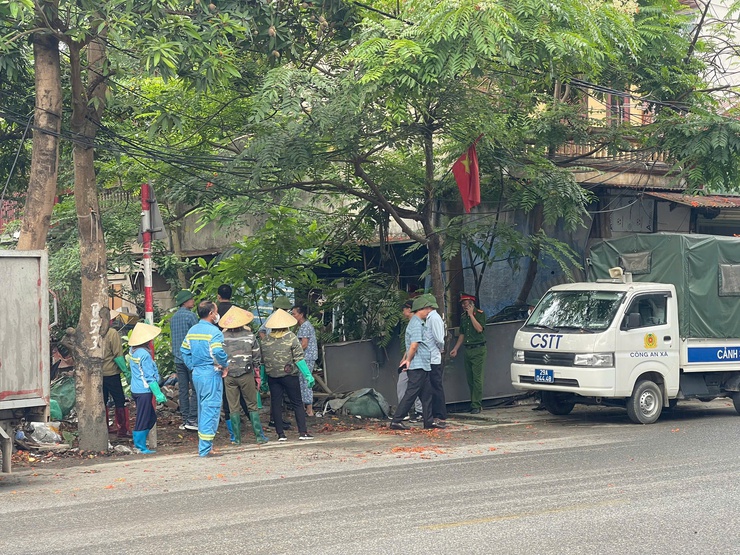 BAN CHỈ ĐẠO 197 XÃ PHÚC SƠN QUYẾT LIỆT CHẤN CHỈNH XỬ LÝ VI PHẠM LẤN CHIẾM LÒNG ĐƯỜNG, VỈA HÈ- Ảnh 1.