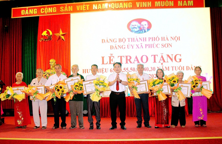Đảng ủy xã Phúc Sơn long trọng tổ chức Lễ trao tặng Huy hiệu Đảng đợt 19/5/2026- Ảnh 1.