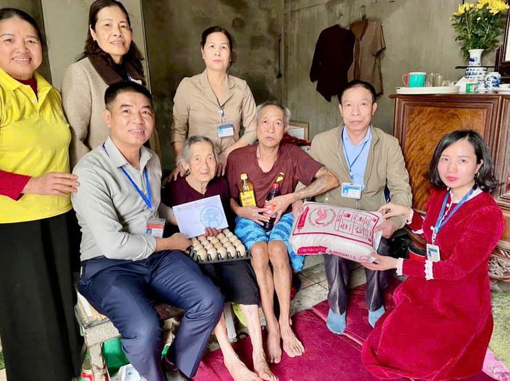 Vòng tay nhân ái che chở những phận đời yếu thế từ mạng lưới cán bộ, hội viên phụ nữ phường Long Biên- Ảnh 1.