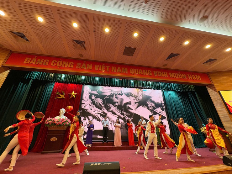 Phường Việt Hưng tổ chức tổng duyệt chương trình Hội thi Báo cáo viên, Tuyên truyền viên giỏi năm 2026.- Ảnh 3.