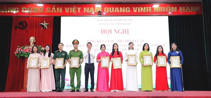 XÃ VĨNH THANH TỔ CHỨC KỶ NIỆM 136 NĂM NGÀY SINH CHỦ TỊCH HỒ CHÍ MINH; SƠ KẾT 5 NĂM THỰC HIỆN KẾT LUẬN SỐ 01-KL/TW VÀ TRAO THƯỞNG CÁC TẬP THỂ, CÁ NHÂN TIÊU BIỂU- Ảnh 16.