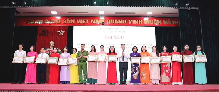 XÃ VĨNH THANH TỔ CHỨC KỶ NIỆM 136 NĂM NGÀY SINH CHỦ TỊCH HỒ CHÍ MINH; SƠ KẾT 5 NĂM THỰC HIỆN KẾT LUẬN SỐ 01-KL/TW VÀ TRAO THƯỞNG CÁC TẬP THỂ, CÁ NHÂN TIÊU BIỂU- Ảnh 11.