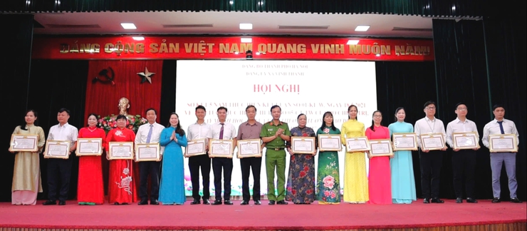 XÃ VĨNH THANH TỔ CHỨC KỶ NIỆM 136 NĂM NGÀY SINH CHỦ TỊCH HỒ CHÍ MINH; SƠ KẾT 5 NĂM THỰC HIỆN KẾT LUẬN SỐ 01-KL/TW VÀ TRAO THƯỞNG CÁC TẬP THỂ, CÁ NHÂN TIÊU BIỂU- Ảnh 10.