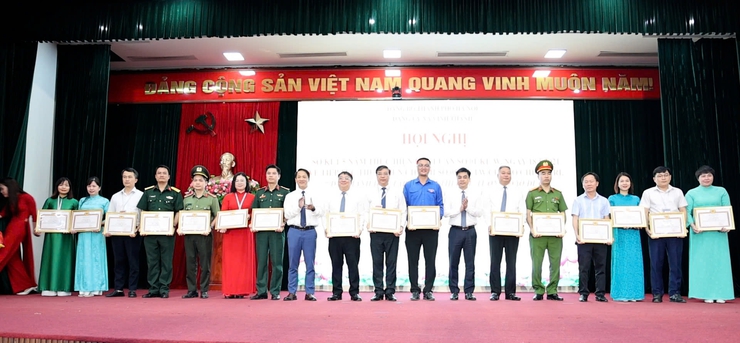 XÃ VĨNH THANH TỔ CHỨC KỶ NIỆM 136 NĂM NGÀY SINH CHỦ TỊCH HỒ CHÍ MINH; SƠ KẾT 5 NĂM THỰC HIỆN KẾT LUẬN SỐ 01-KL/TW VÀ TRAO THƯỞNG CÁC TẬP THỂ, CÁ NHÂN TIÊU BIỂU- Ảnh 8.