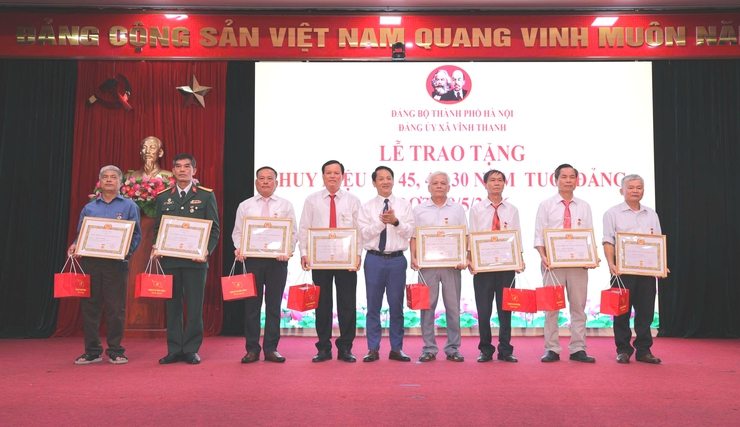 XÃ VĨNH THANH TỔ CHỨC KỶ NIỆM 136 NĂM NGÀY SINH CHỦ TỊCH HỒ CHÍ MINH; SƠ KẾT 5 NĂM THỰC HIỆN KẾT LUẬN SỐ 01-KL/TW VÀ TRAO THƯỞNG CÁC TẬP THỂ, CÁ NHÂN TIÊU BIỂU- Ảnh 6.
