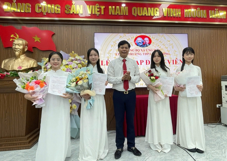 CHI BỘ TRƯỜNG THPT ĐẠI CƯỜNG TỔ CHỨC LỄ KẾT NẠP 04 ĐẢNG VIÊN MỚI- Ảnh 1.