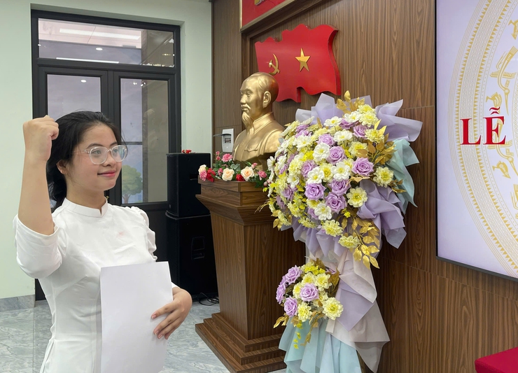 CHI BỘ TRƯỜNG THPT ĐẠI CƯỜNG TỔ CHỨC LỄ KẾT NẠP 04 ĐẢNG VIÊN MỚI- Ảnh 2.