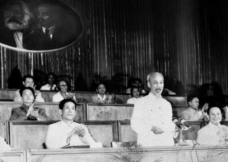 Ánh sáng Hồ Chí Minh soi đường cho chúng ta đi- Ảnh 1.