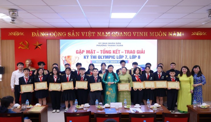 Phường Thanh Xuân trao giải Kỳ thi Olympic lớp 7, lớp 8
cấp Trung học cơ sở năm học 2025 - 2026- Ảnh 3.