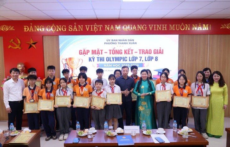 Phường Thanh Xuân trao giải Kỳ thi Olympic lớp 7, lớp 8
cấp Trung học cơ sở năm học 2025 - 2026- Ảnh 5.