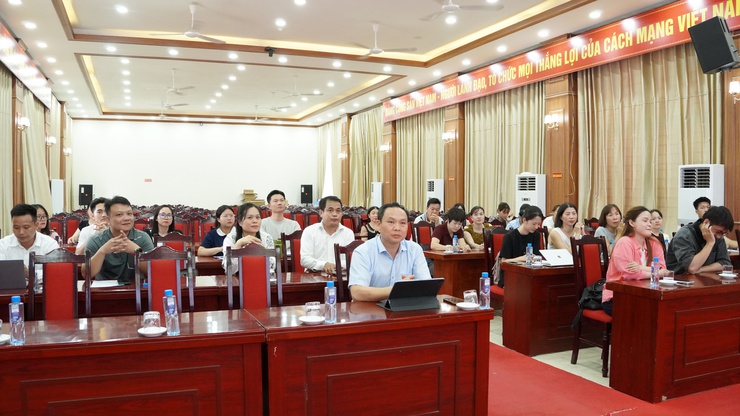 UBND xã Phượng Dực phối hợp với TikTok Việt Nam tập huấn thương mại điện tử cho các cơ sở kinh doanh- Ảnh 1.