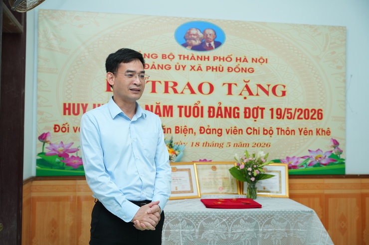 ĐẢNG UỶ XÃ PHÙ ĐỔNG TỔ CHỨC LỄ TRAO TẶNG HUY HIỆU 65 NĂM TUỔI ĐẢNG TẠI NHÀ CHO ĐẢNG VIÊN BÙI VĂN BIỆN- Ảnh 3.