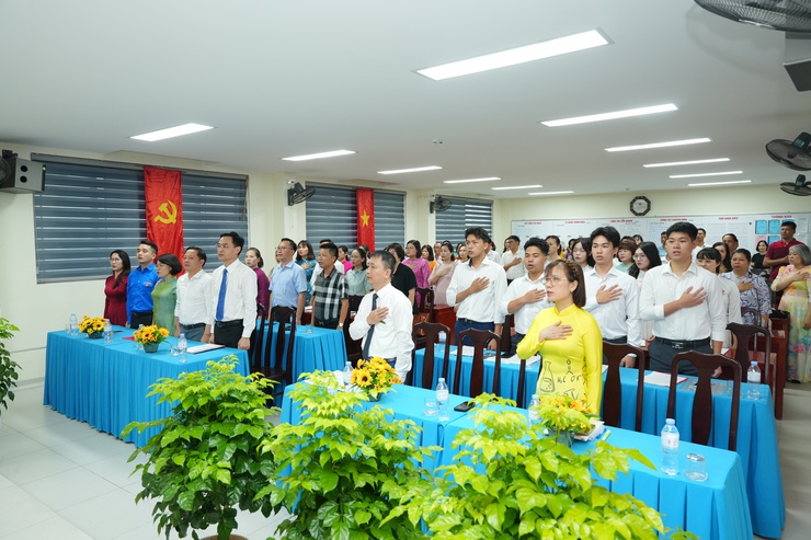 ĐẢNG BỘ XÃ PHÙ ĐỔNG TỔ CHỨC LỄ KẾT NẠP ĐẢNG VIÊN CHO 7 QUẦN CHÚNG ƯU TÚ- Ảnh 1.