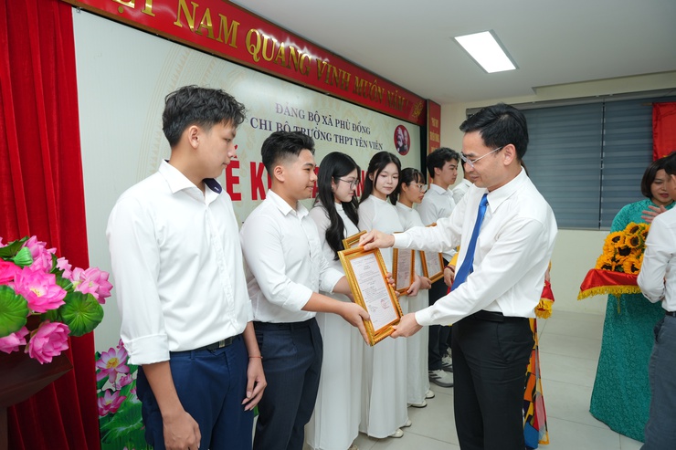 ĐẢNG BỘ XÃ PHÙ ĐỔNG TỔ CHỨC LỄ KẾT NẠP ĐẢNG VIÊN CHO 7 QUẦN CHÚNG ƯU TÚ- Ảnh 2.