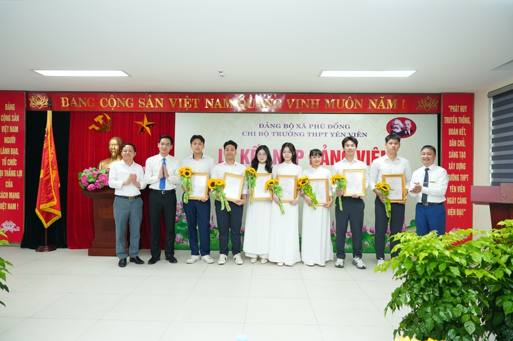 ĐẢNG BỘ XÃ PHÙ ĐỔNG TỔ CHỨC LỄ KẾT NẠP ĐẢNG VIÊN CHO 7 QUẦN CHÚNG ƯU TÚ- Ảnh 3.