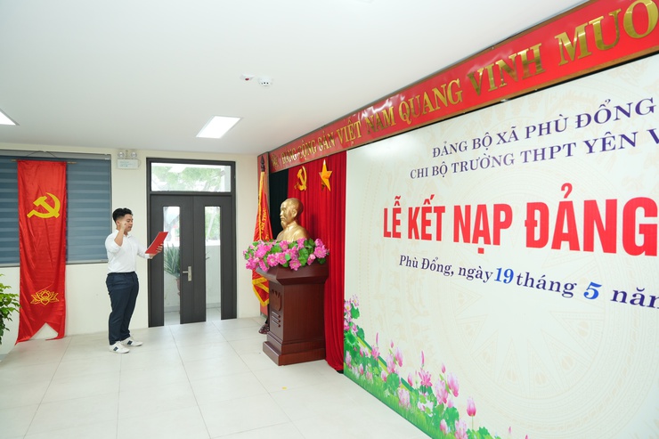 ĐẢNG BỘ XÃ PHÙ ĐỔNG TỔ CHỨC LỄ KẾT NẠP ĐẢNG VIÊN CHO 7 QUẦN CHÚNG ƯU TÚ- Ảnh 4.