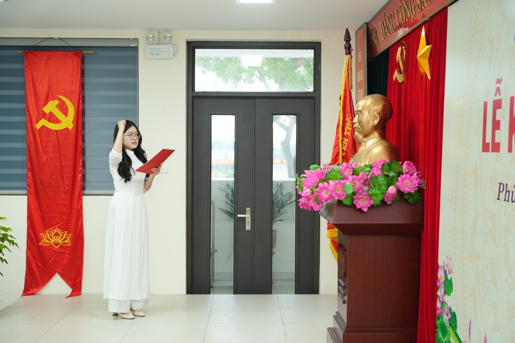 ĐẢNG BỘ XÃ PHÙ ĐỔNG TỔ CHỨC LỄ KẾT NẠP ĐẢNG VIÊN CHO 7 QUẦN CHÚNG ƯU TÚ- Ảnh 5.