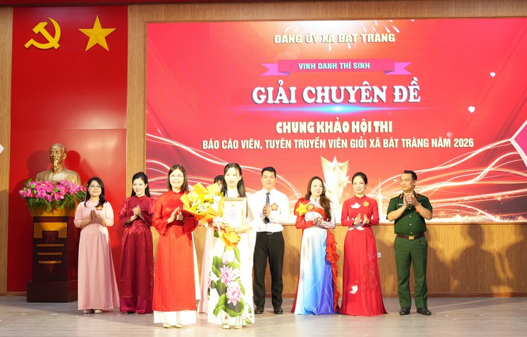 Chung khảo hội thi báo cáo viên, tuyên truyền viên giỏi xã Bát Tràng năm 2026: "Đưa Nghị quyết của Đảng vào thực tiễn từ hơi thở làng nghề"- Ảnh 11.