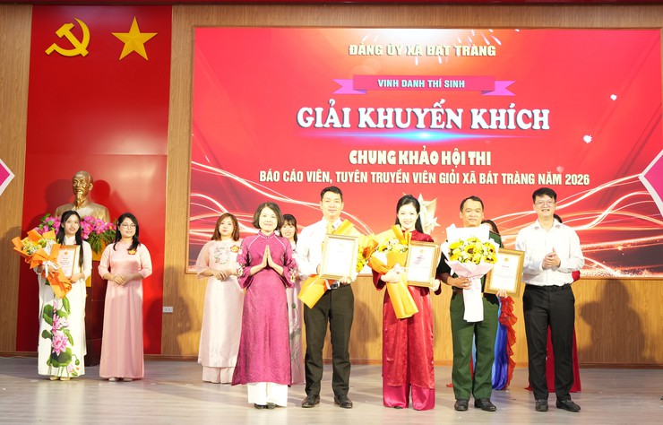 Chung khảo hội thi báo cáo viên, tuyên truyền viên giỏi xã Bát Tràng năm 2026: "Đưa Nghị quyết của Đảng vào thực tiễn từ hơi thở làng nghề"- Ảnh 10.