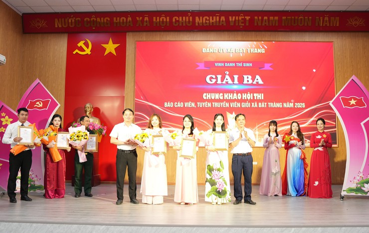 Chung khảo hội thi báo cáo viên, tuyên truyền viên giỏi xã Bát Tràng năm 2026: "Đưa Nghị quyết của Đảng vào thực tiễn từ hơi thở làng nghề"- Ảnh 9.