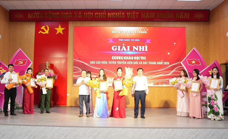 Chung khảo hội thi báo cáo viên, tuyên truyền viên giỏi xã Bát Tràng năm 2026: "Đưa Nghị quyết của Đảng vào thực tiễn từ hơi thở làng nghề"- Ảnh 8.