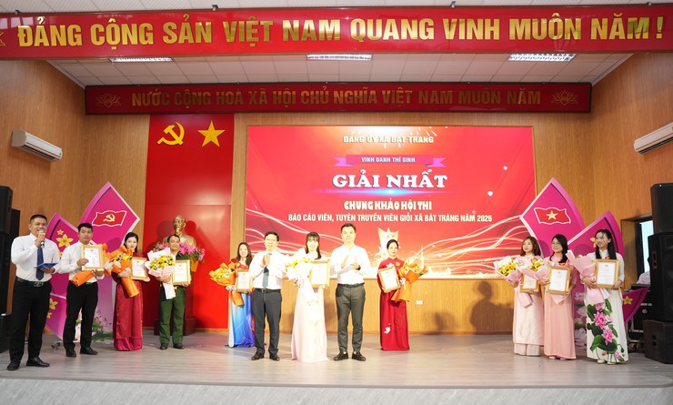 Chung khảo hội thi báo cáo viên, tuyên truyền viên giỏi xã Bát Tràng năm 2026: "Đưa Nghị quyết của Đảng vào thực tiễn từ hơi thở làng nghề"- Ảnh 7.