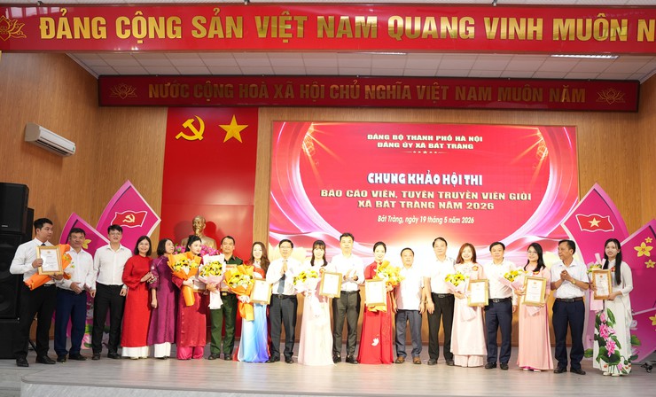 Chung khảo hội thi báo cáo viên, tuyên truyền viên giỏi xã Bát Tràng năm 2026: "Đưa Nghị quyết của Đảng vào thực tiễn từ hơi thở làng nghề"- Ảnh 12.