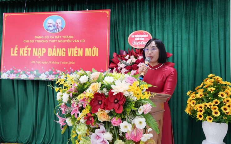 Chi bộ Trường THPT Nguyễn Văn Cừ kết nạp 07 học sinh ưu tú vào Đảng- Ảnh 1.