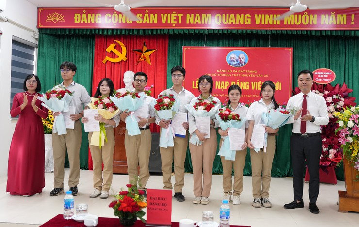 Chi bộ Trường THPT Nguyễn Văn Cừ kết nạp 07 học sinh ưu tú vào Đảng- Ảnh 2.