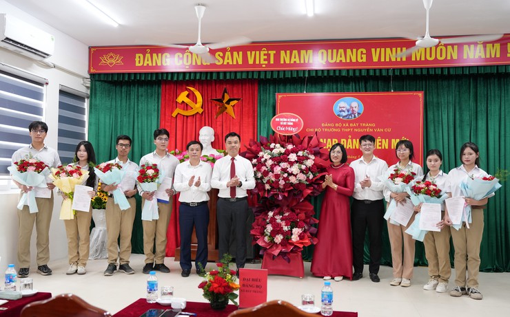 Chi bộ Trường THPT Nguyễn Văn Cừ kết nạp 07 học sinh ưu tú vào Đảng- Ảnh 5.